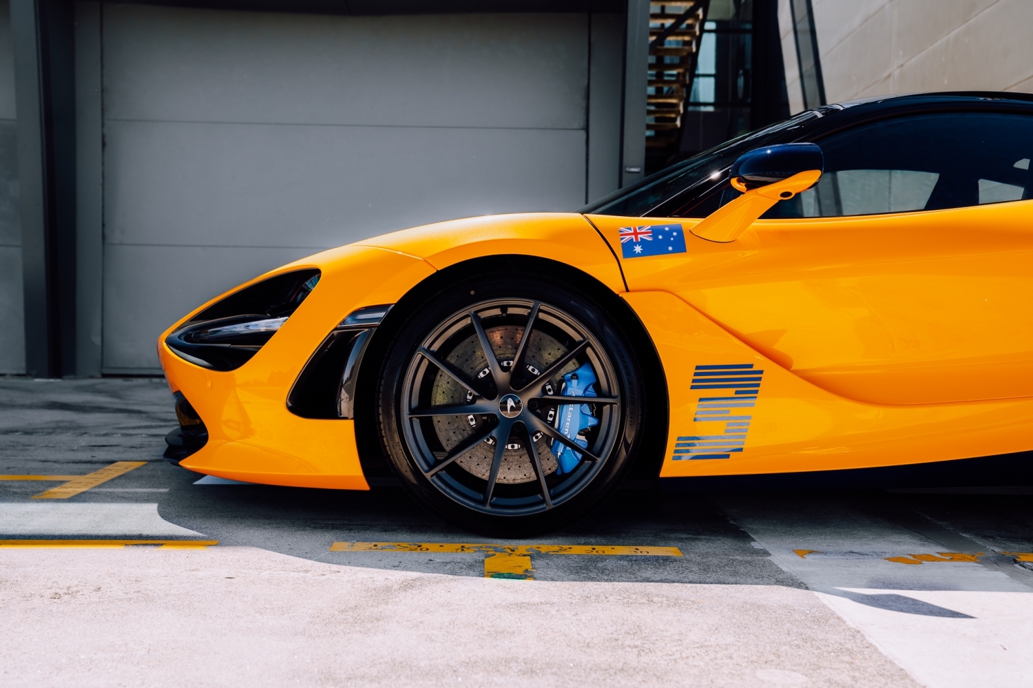 Small-13724-McLarenDanielRicciardoEdition720SfromMSOtakestothestreetsofMelbourne.jpg